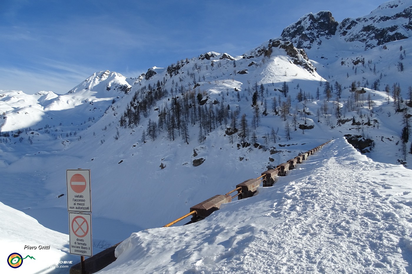 82 Passaggio alla diga ancora stracarica di neve....JPG